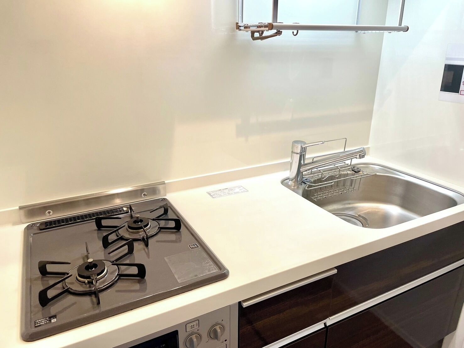 Refrigerador, microondas, placa de cocina, utensilios de cocina