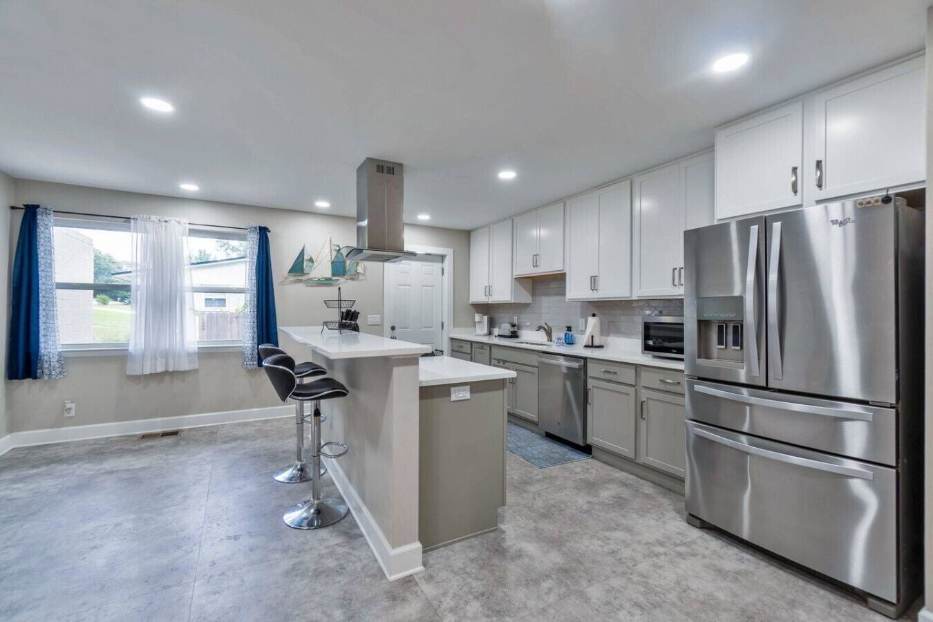 Fridge, microwave, stovetop, dishwasher