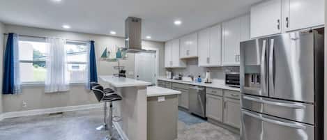 Fridge, microwave, stovetop, dishwasher