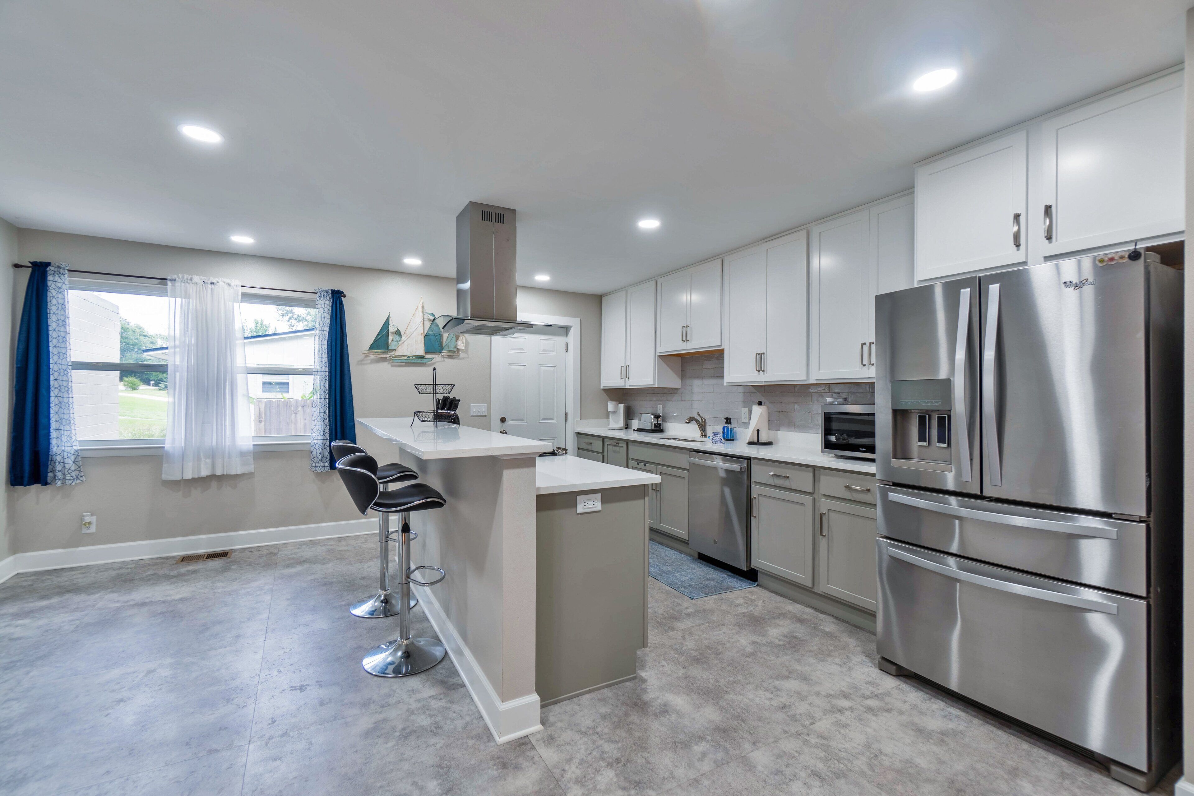 Frigorifero, microonde, piano cottura, lavastoviglie