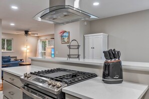 Fridge, microwave, stovetop, dishwasher - The Hill House, Family Friendly, Close to Everything! (Pensacola)