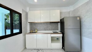 Refrigerador, microondas, horno y cafetera y tetera 