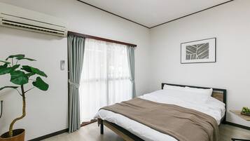 3 bedrooms, desk, iron/ironing board, free WiFi