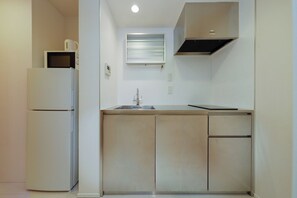 Refrigerador, microondas, parrilla de estufa y utensilios de cocina 