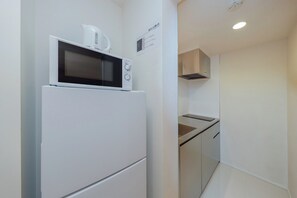 Fridge, microwave, stovetop, cookware/dishes/utensils