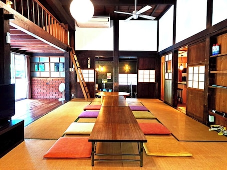 Interior. Old Man Building a renovated 150yearold traditi / Futtsu Chiba