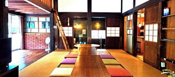 Old Man Building a renovated 150yearold traditi / Futtsu Chiba