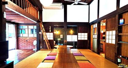 Old Man Building a renovated 150yearold traditi / Futtsu Chiba