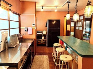 Jääkaappi, mikroaaltouuni, liesi, keittoastiat/astiat/ruokailuvälineet