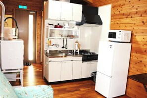 Kühlschrank, Mikrowelle, Herdplatte, Kochgeschirr/Geschirr/Besteck