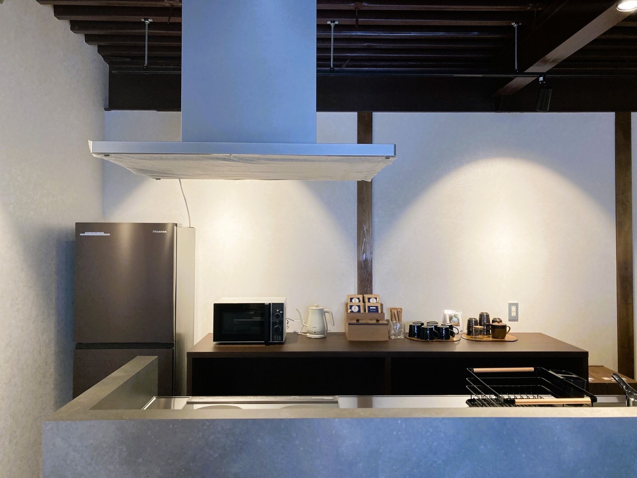 Geladeira, micro-ondas, cooktop, talheres/pratos/utensílios de cozinha