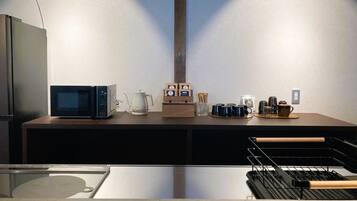 冷蔵庫、電子レンジ、コンロ、調理器具と食器