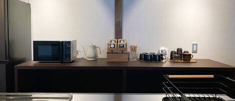 Réfrigérateur, micro-ondes, plaque de cuisson