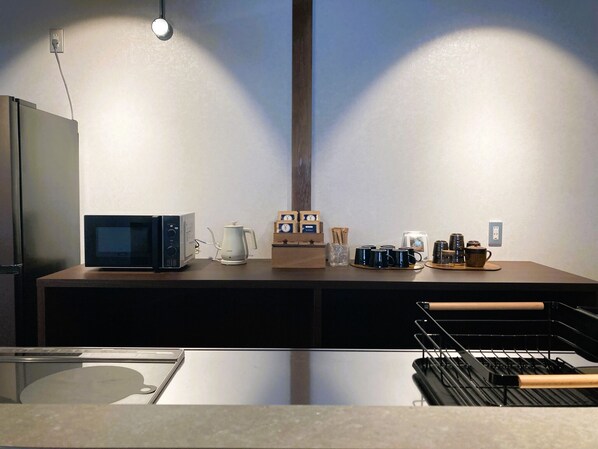 Køleskab, mikrobølgeovn, kogeplade, køkkentøj/tallerkener/redskaber