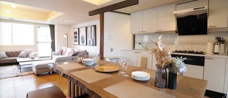 Geladeira, micro-ondas, cooktop, talheres/pratos/utensílios de cozinha