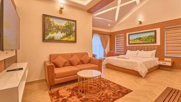 Luxury Suite Room | Desk, laptop workspace, free WiFi
