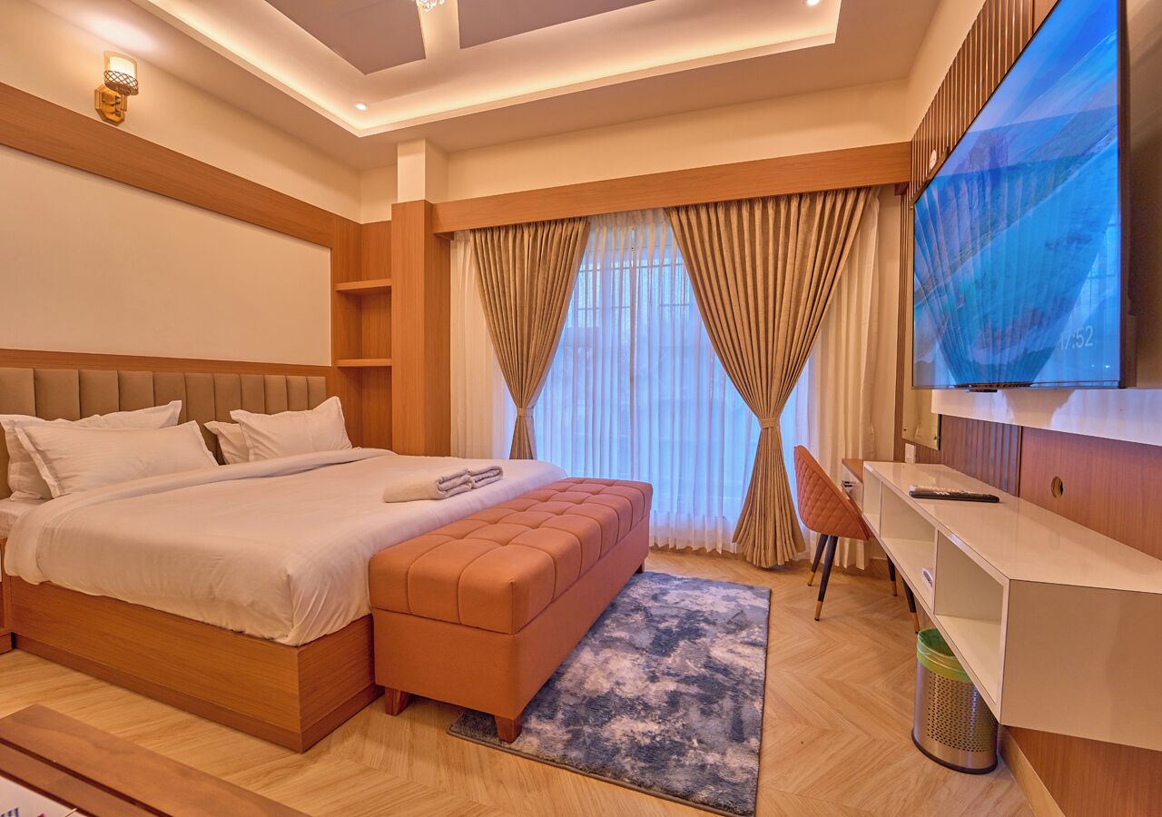 Deluxe-huone | Työpöytä, kannettavalle tietokoneelle sopiva työtila, ilmainen Wi-Fi