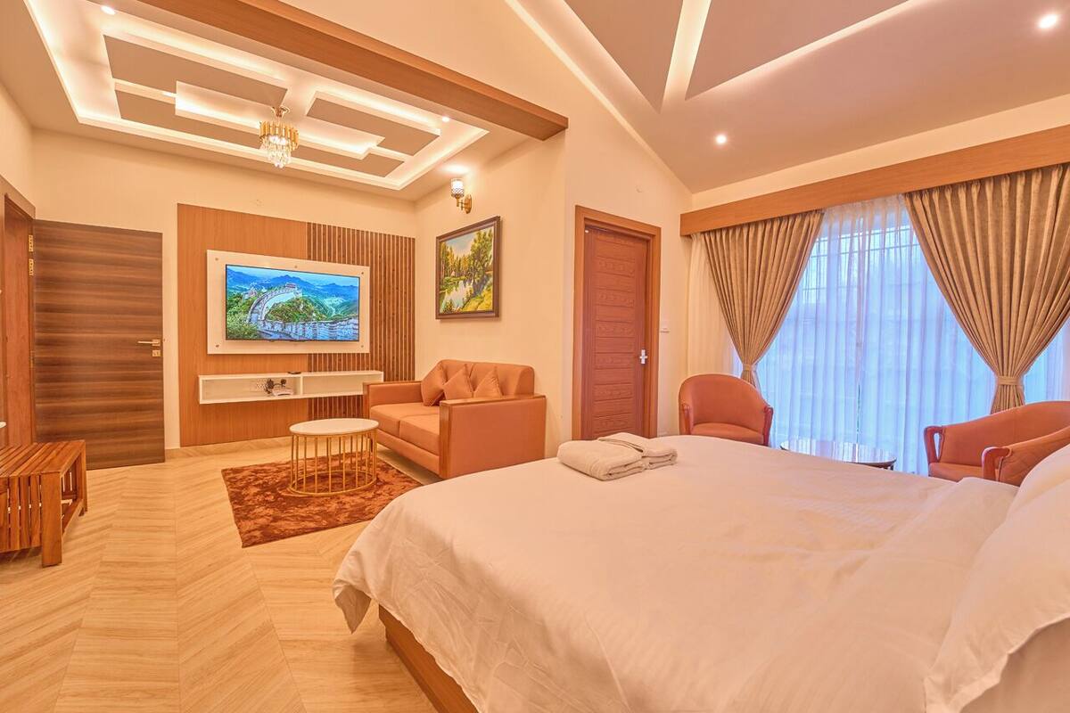 Luxury Suite | Desk, laptop workspace, free WiFi