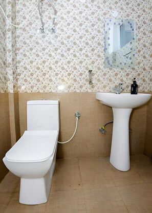 Rom – deluxe | Bad | Dusj og toalettpapir