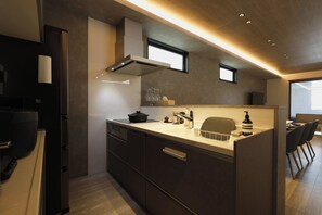 Een koelkast, een microgolfoven, een kookplaat