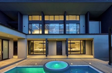 Pool. Ocean Bridge Building A Reserve the entire build / Awaji Hyōgo