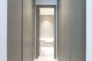 Apartamento de lujo, balcón, vistas a la laguna | Cortinas opacas, tabla de planchar con plancha, wifi gratis