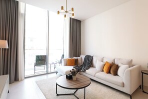 Apartamento de lujo, balcón, vistas a la laguna | Sala de estar