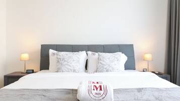 Apartamento de lujo, balcón, vistas a la laguna | Cortinas opacas, tabla de planchar con plancha, wifi gratis