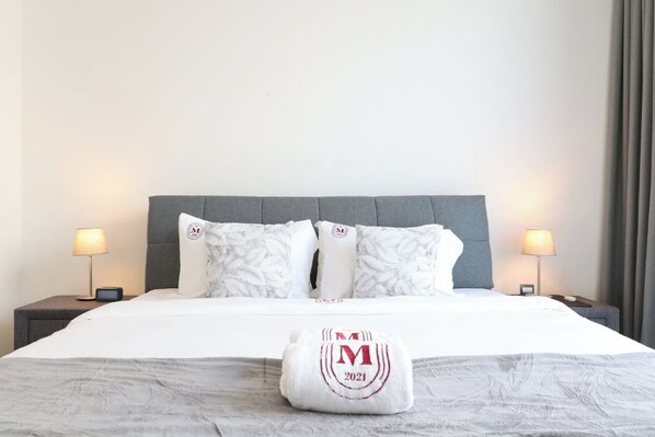 Apartamento de lujo, balcón, vistas a la laguna | Cortinas opacas, tabla de planchar con plancha, wifi gratis