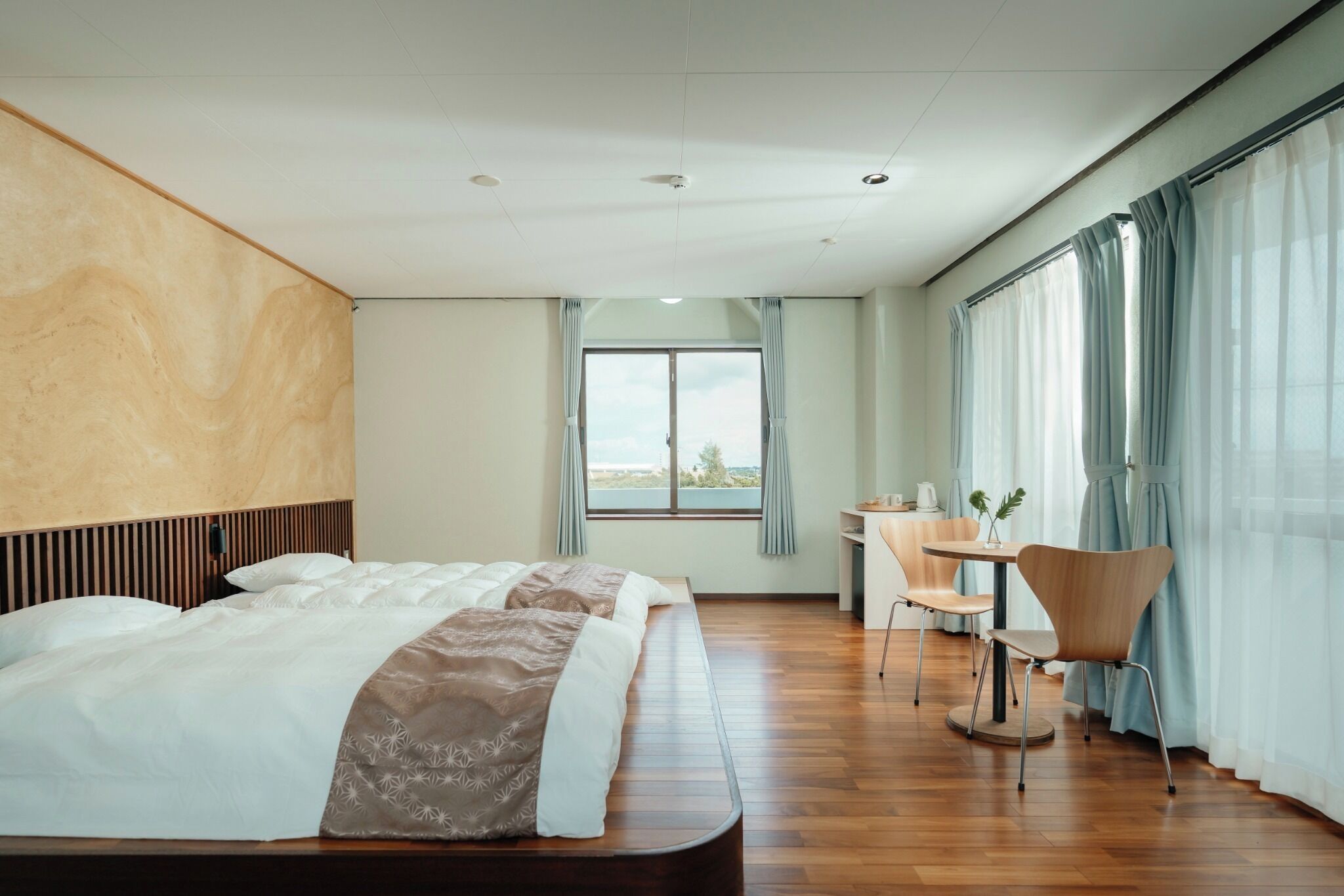 办公桌、免费 WiFi、床单