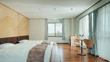 Skrivebord, wi-fi (inkludert) og sengetøy