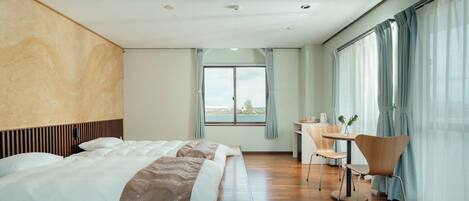 Skrivebord, wi-fi (inkludert) og sengetøy