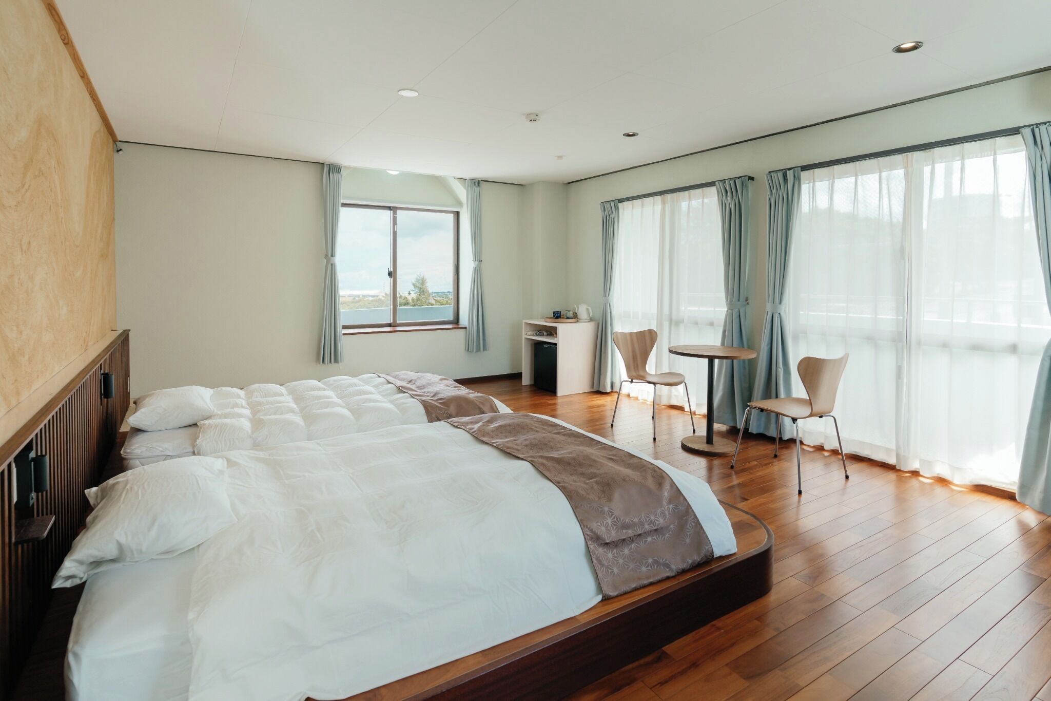 書桌、免費 Wi-Fi、床單