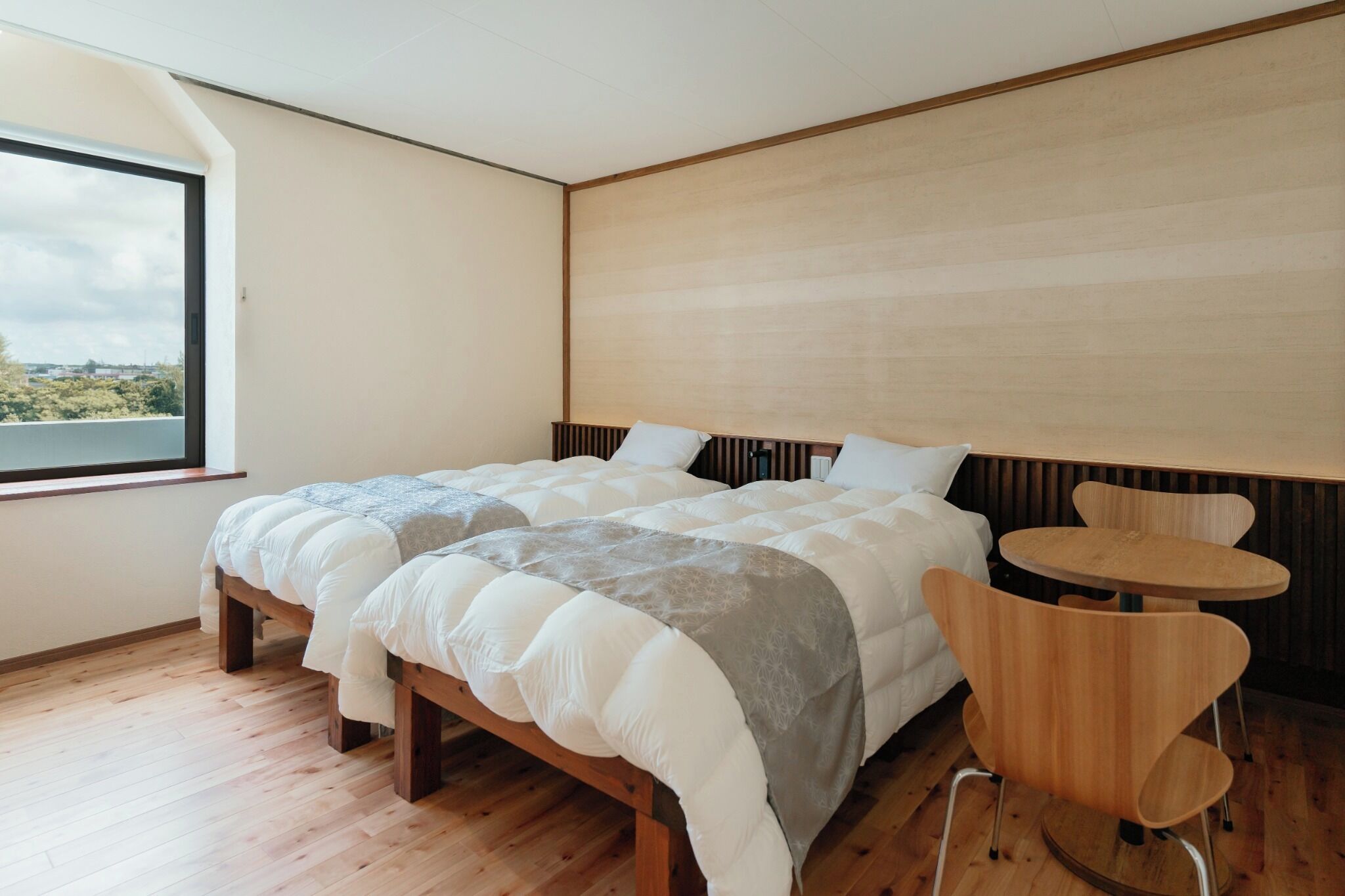 Desk, free WiFi, bed sheets