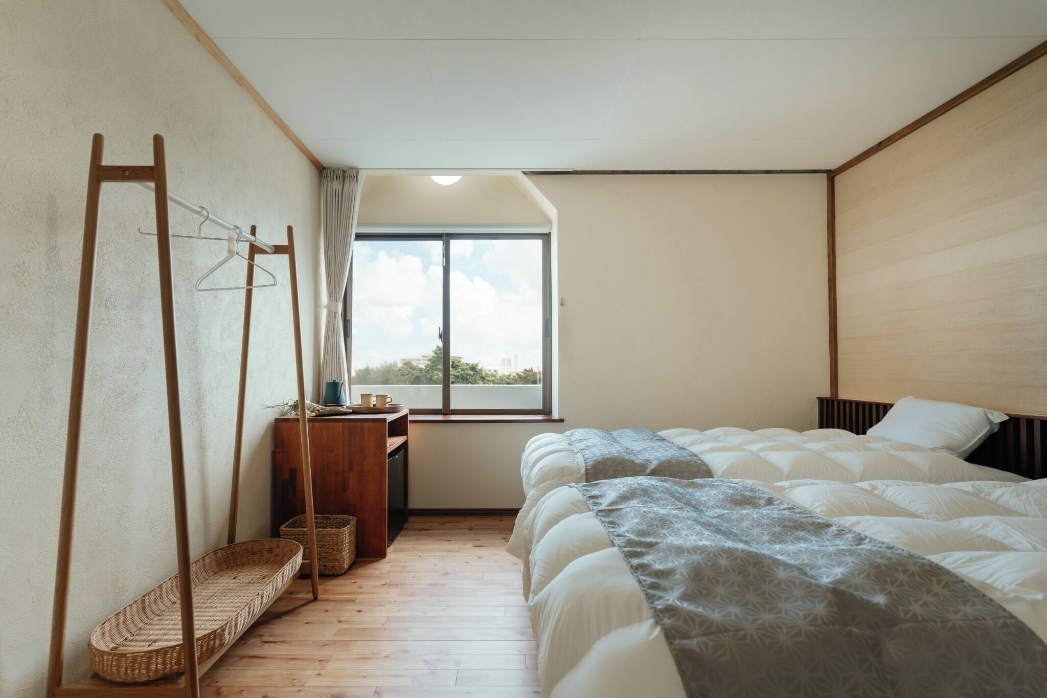 Desk, free WiFi, bed sheets