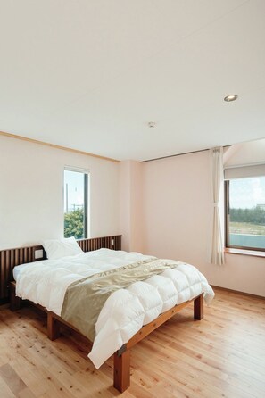 Skrivebord, wi-fi (inkludert) og sengetøy