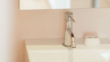 Hårføner og håndklær