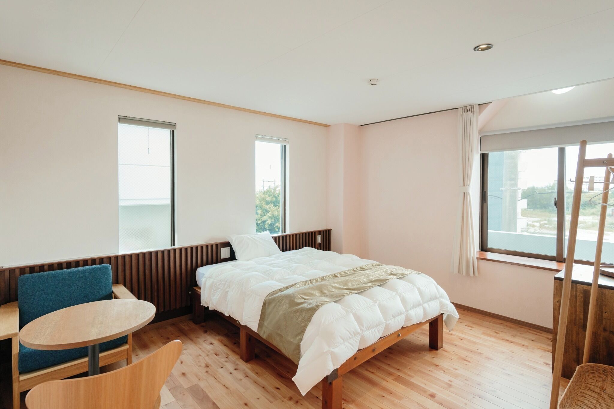 Desk, free WiFi, bed sheets