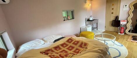 1 bedroom, bed sheets