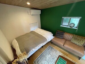 1 bedroom, bed sheets