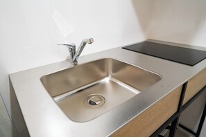 Réfrigérateur, micro-ondes, plaque de cuisson
