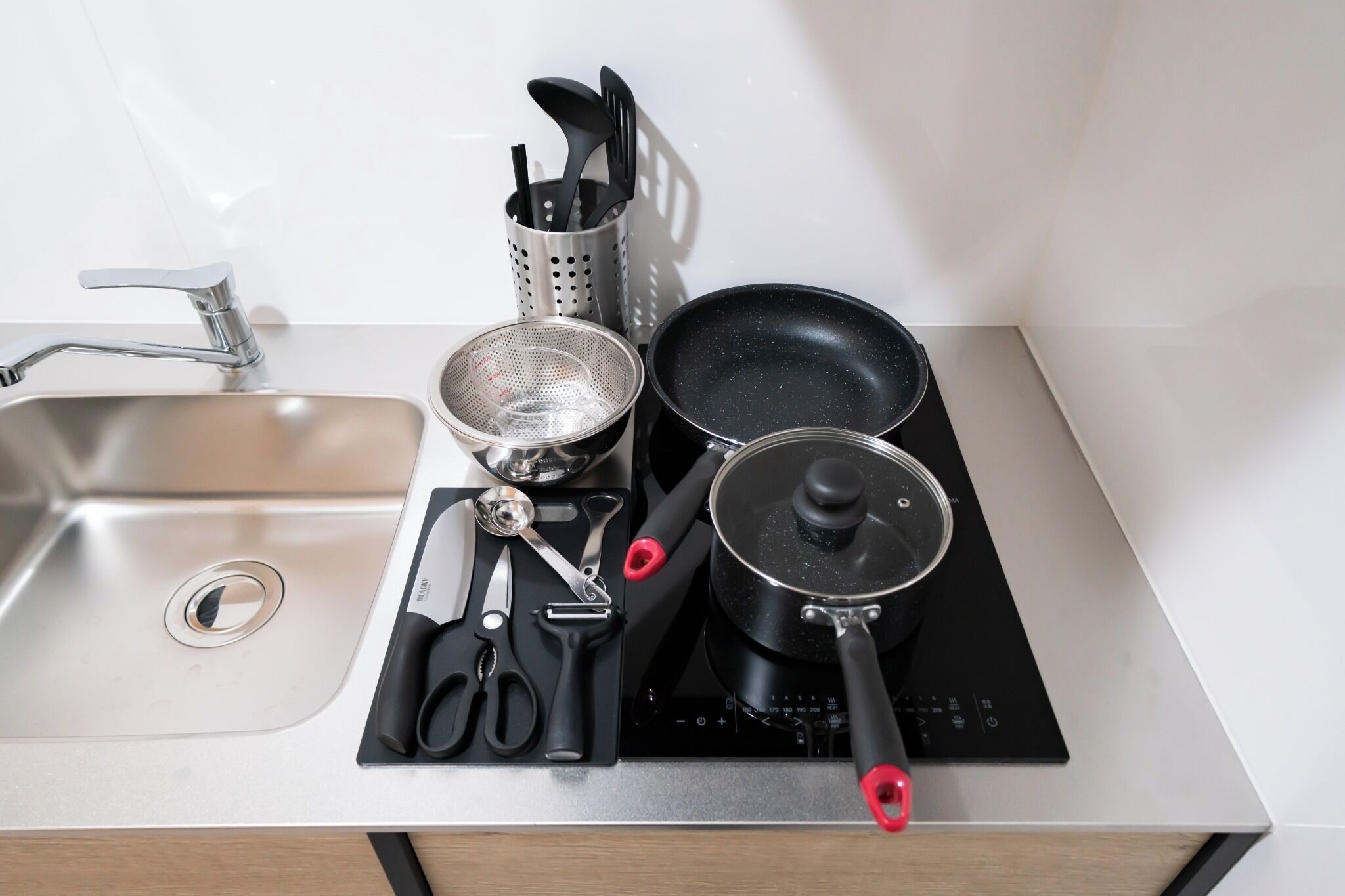 Kjøleskap, mikrobølgeovn, kokeplater og kjøkkenutstyr