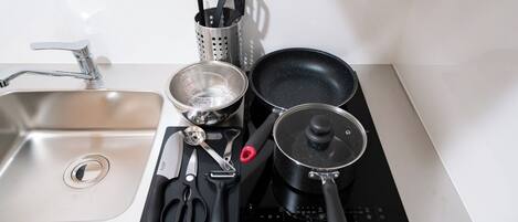 Kjøleskap, mikrobølgeovn, kokeplater og kjøkkenutstyr