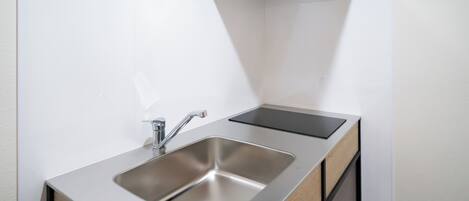 Frigorífico, microondas, placa de cocina y utensilios de cocina