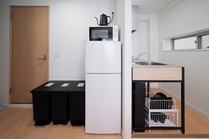 ثلاجة، ميكروويف، موقد طهي مسطح، مستلزمات طهي/أطباق/أوعية