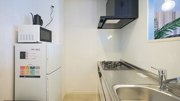 冷蔵庫、電子レンジ、コンロ、調理器具と食器