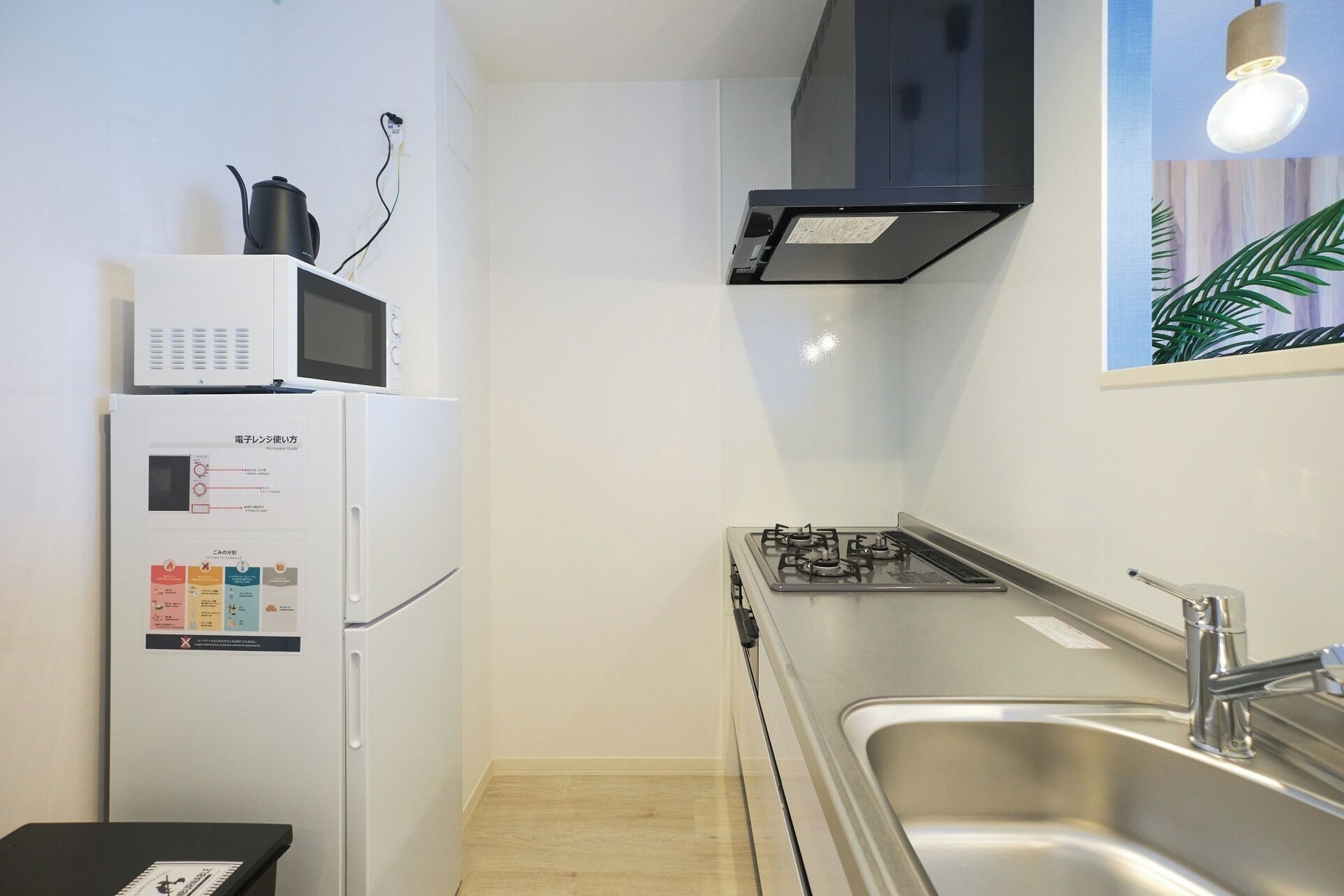 冷蔵庫、電子レンジ、コンロ、調理器具と食器