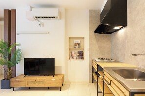 Kjøleskap, mikrobølgeovn, kokeplater og kjøkkenutstyr