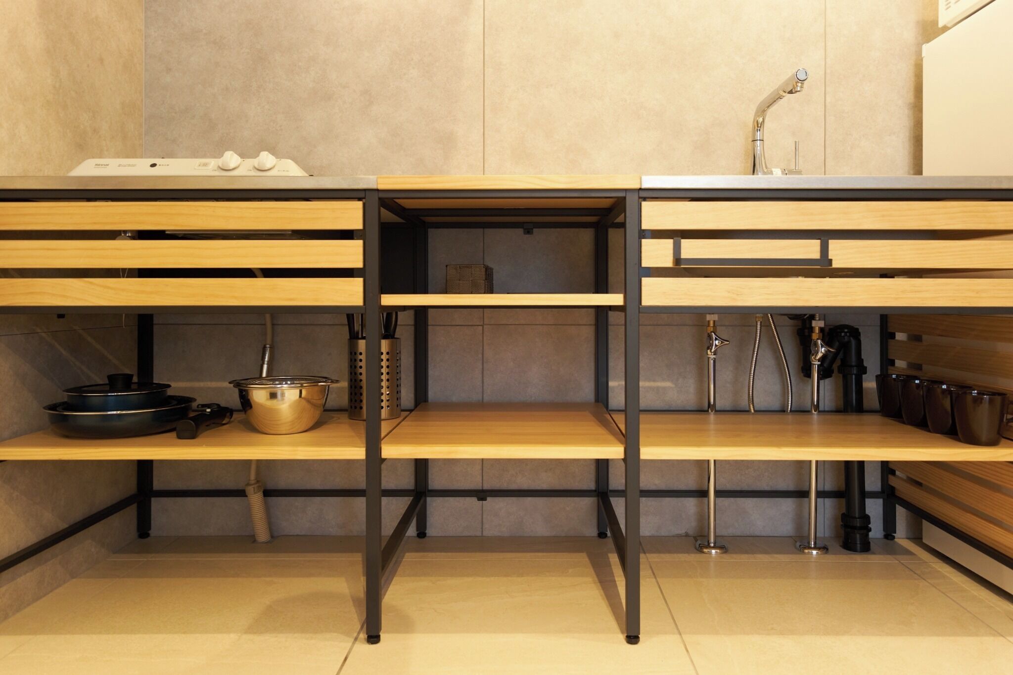 Køleskab, mikrobølgeovn, kogeplade, køkkentøj/tallerkener/redskaber