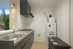 Kjøleskap, mikrobølgeovn, kokeplater og kjøkkenutstyr